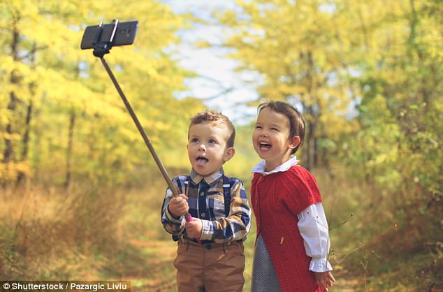 Jangan Biarkan Anak Foto Selfie, Hindari Tren `Orang Tua Helikopter` Ini Penjelasannya ...